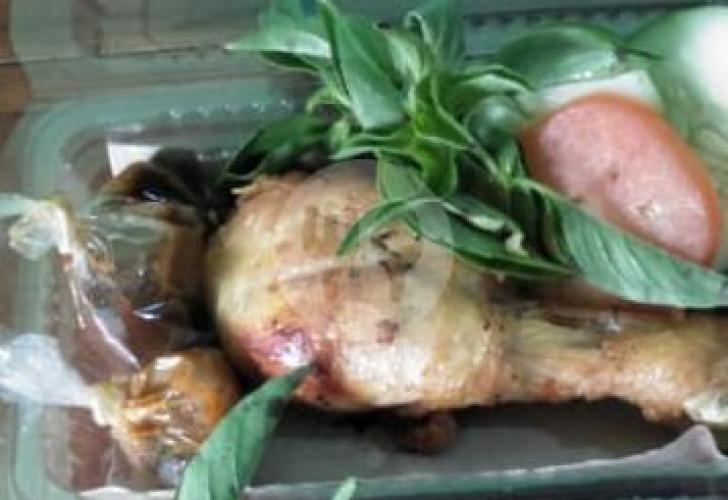 Ayam Goreng Lima-Lima: Rasa yang Menggigit Jiwa di Jantung Cilacap